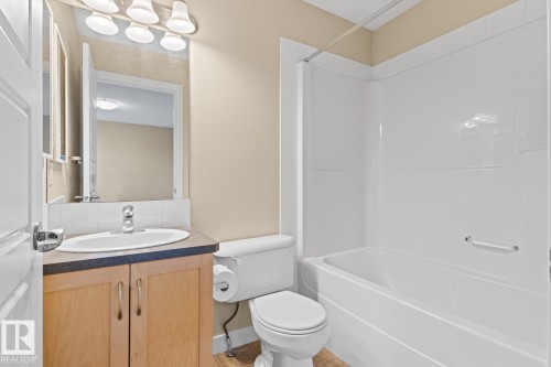 39 13825 155 Avenue, Edmonton, AB - Indoor Photo Showing Bathroom