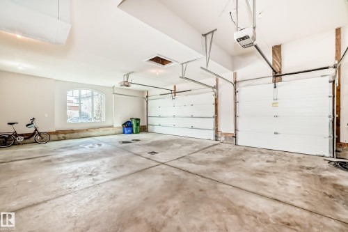 631 Howatt Drive, Edmonton, AB - Indoor Photo Showing Garage
