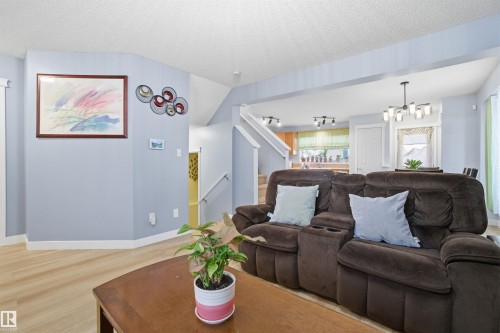 5515 Stevens Crescent, Edmonton, AB - Indoor Photo Showing Living Room