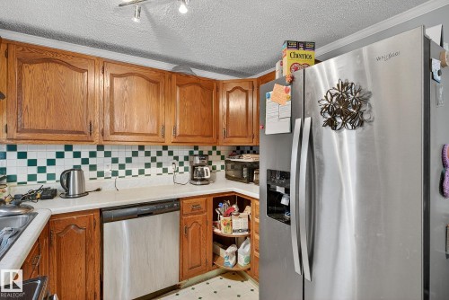 18 305 Calahoo Road, Spruce Grove, AB - Indoor Photo Showing Kitchen