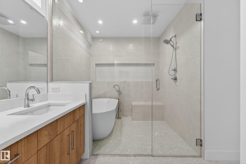7093 Kiviaq Crescent, Edmonton, AB - Indoor Photo Showing Bathroom