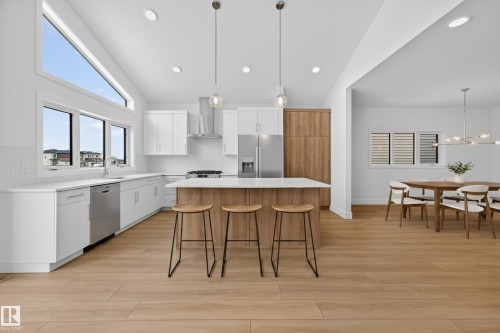 7093 Kiviaq Crescent, Edmonton, AB - Indoor Photo Showing Kitchen With Upgraded Kitchen