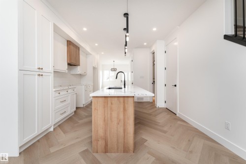 3127 Magpie Way, Edmonton, AB - Indoor Photo Showing Kitchen With Upgraded Kitchen