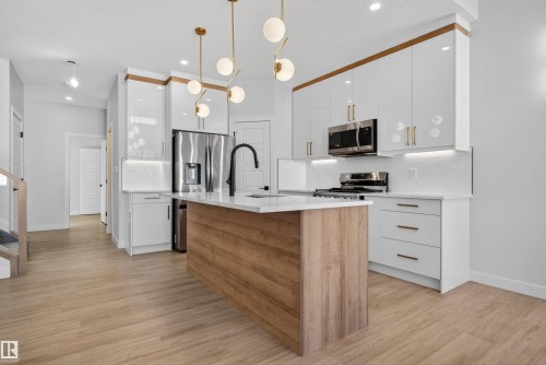 19 Hull Wynd, Spruce Grove, AB - Indoor Photo Showing Kitchen With Upgraded Kitchen