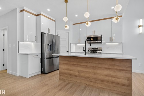 19 Hull Wynd, Spruce Grove, AB - Indoor Photo Showing Kitchen With Upgraded Kitchen