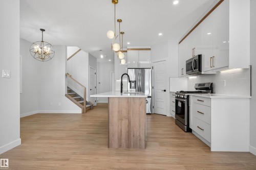 19 Hull Wynd, Spruce Grove, AB - Indoor Photo Showing Kitchen With Upgraded Kitchen