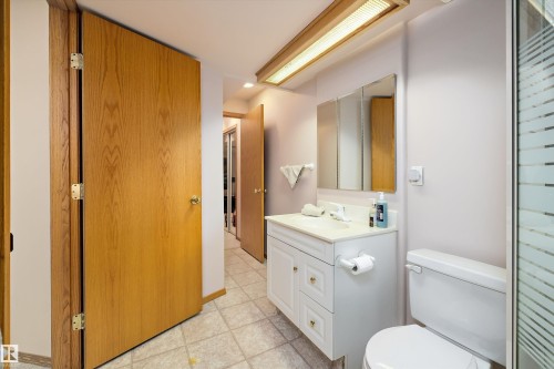 1060 Wedgewood Boulevard, Edmonton, AB - Indoor Photo Showing Bathroom