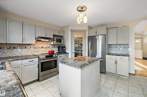 1060 Wedgewood Boulevard, Edmonton, AB - Indoor Photo Showing Kitchen