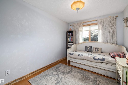 1060 Wedgewood Boulevard, Edmonton, AB - Indoor Photo Showing Bedroom