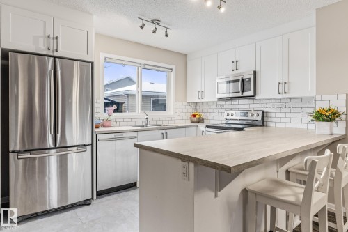 384 Charlesworth Drive, Edmonton, AB - Indoor Photo Showing Kitchen With Stainless Steel Kitchen With Upgraded Kitchen