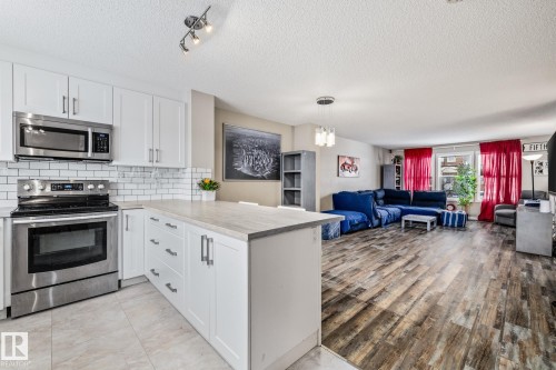 384 Charlesworth Drive, Edmonton, AB - Indoor Photo Showing Kitchen