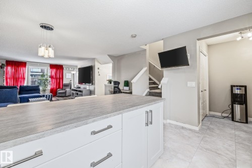 384 Charlesworth Drive, Edmonton, AB - Indoor Photo Showing Kitchen