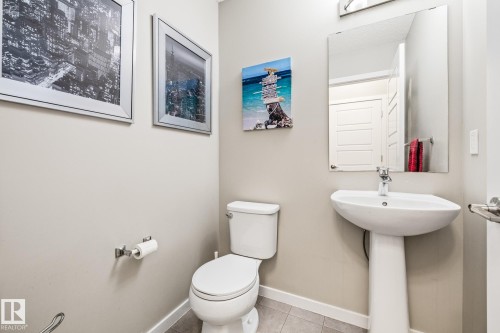 384 Charlesworth Drive, Edmonton, AB - Indoor Photo Showing Bathroom