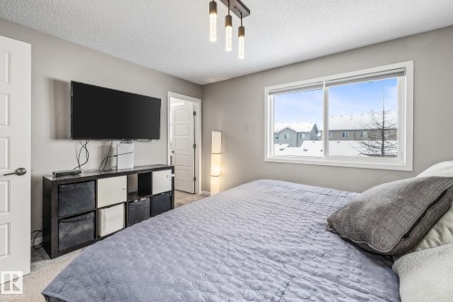 384 Charlesworth Drive, Edmonton, AB - Indoor Photo Showing Bedroom