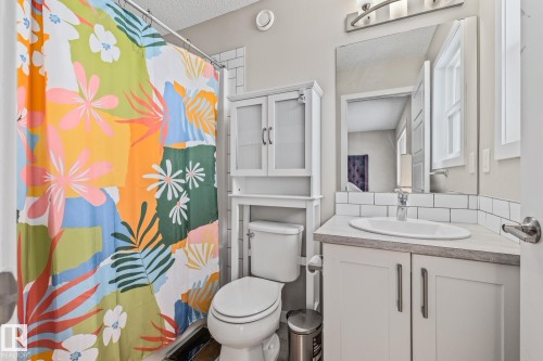 384 Charlesworth Drive, Edmonton, AB - Indoor Photo Showing Bathroom