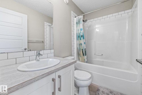 384 Charlesworth Drive, Edmonton, AB - Indoor Photo Showing Bathroom