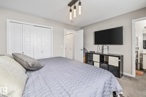384 Charlesworth Drive, Edmonton, AB - Indoor Photo Showing Bedroom
