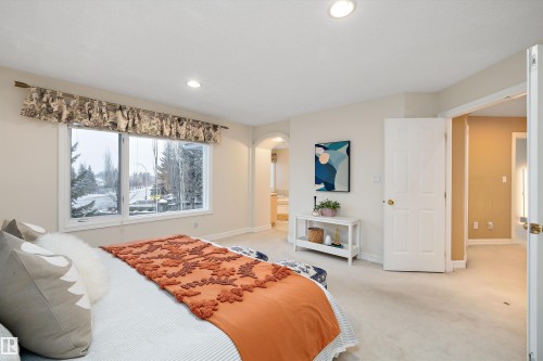 318 Darlington Crescent, Edmonton, AB - Indoor Photo Showing Bedroom