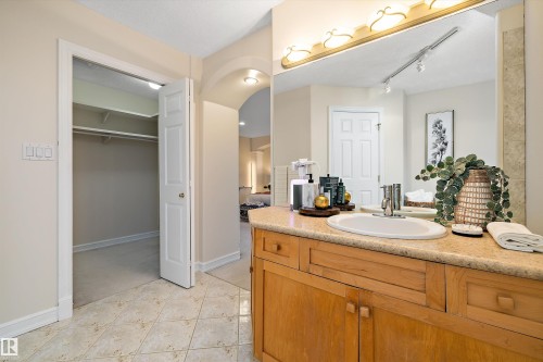318 Darlington Crescent, Edmonton, AB - Indoor Photo Showing Bathroom
