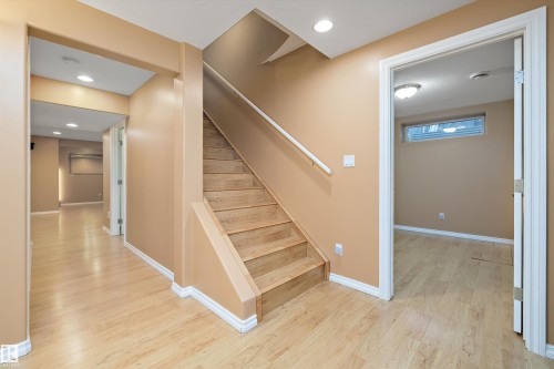 318 Darlington Crescent, Edmonton, AB - Indoor Photo Showing Other Room