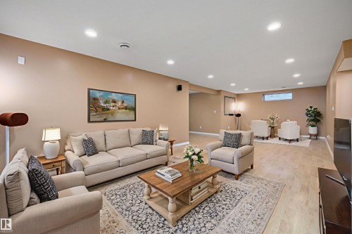 318 Darlington Crescent, Edmonton, AB - Indoor Photo Showing Living Room