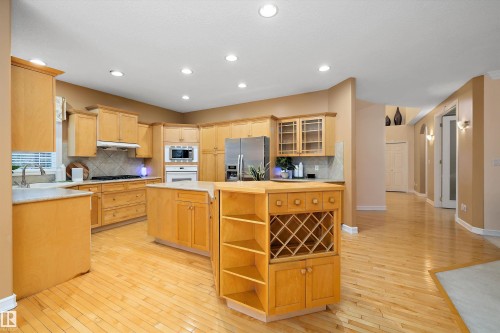 318 Darlington Crescent, Edmonton, AB - Indoor Photo Showing Kitchen