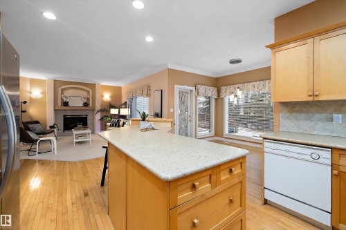 318 Darlington Crescent, Edmonton, AB - Indoor Photo Showing Kitchen