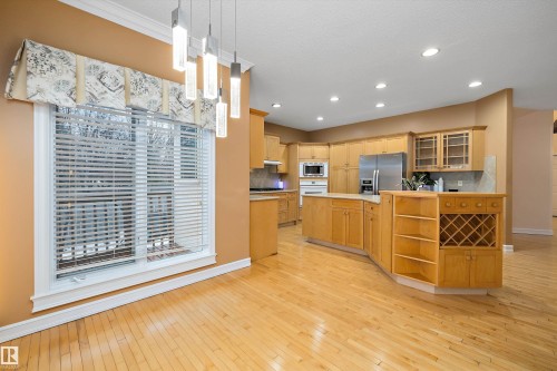318 Darlington Crescent, Edmonton, AB - Indoor Photo Showing Kitchen