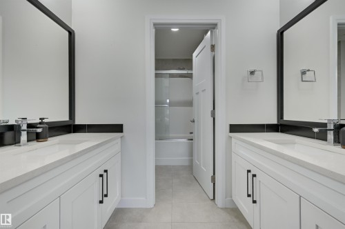 7234 Chivers Place, Edmonton, AB - Indoor Photo Showing Bathroom