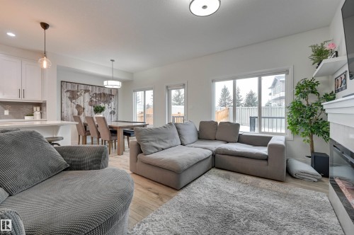 7234 Chivers Place, Edmonton, AB - Indoor Photo Showing Living Room
