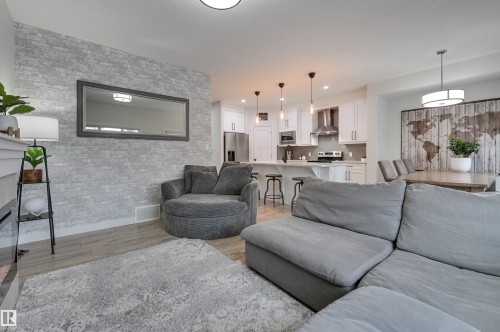 7234 Chivers Place, Edmonton, AB - Indoor Photo Showing Living Room