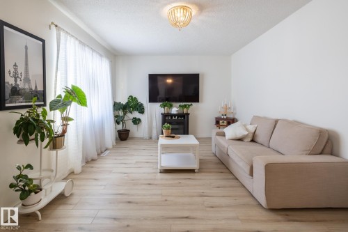 11502 89 Street, Edmonton, AB - Indoor Photo Showing Living Room