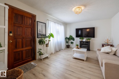 11502 89 Street, Edmonton, AB - Indoor Photo Showing Living Room