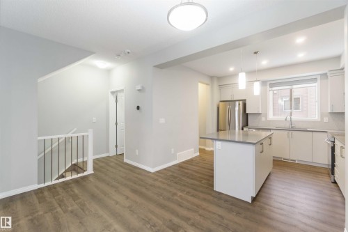 54 2072 Wonnacott Way, Edmonton, AB - Indoor Photo Showing Kitchen With Upgraded Kitchen