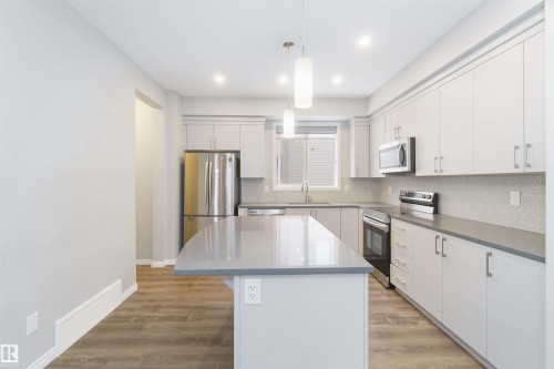 54 2072 Wonnacott Way, Edmonton, AB - Indoor Photo Showing Kitchen With Upgraded Kitchen