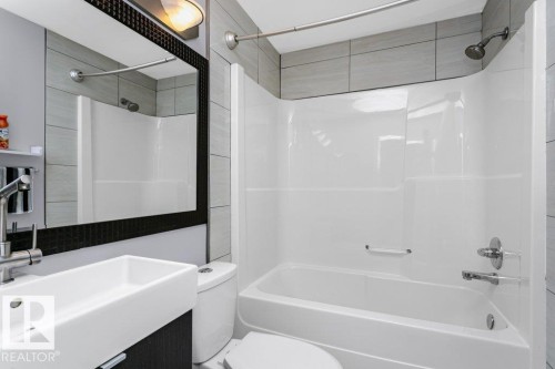 9109 98 Avenue, Edmonton, AB - Indoor Photo Showing Bathroom