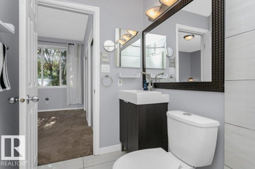 9109 98 Avenue, Edmonton, AB - Indoor Photo Showing Bathroom