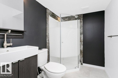 9109 98 Avenue, Edmonton, AB - Indoor Photo Showing Bathroom