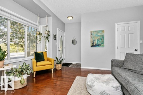 9109 98 Avenue, Edmonton, AB - Indoor Photo Showing Living Room