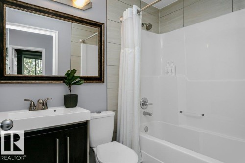 9109 98 Avenue, Edmonton, AB - Indoor Photo Showing Bathroom