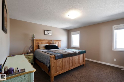 106 Hilldowns Drive, Spruce Grove, AB - Indoor Photo Showing Bedroom