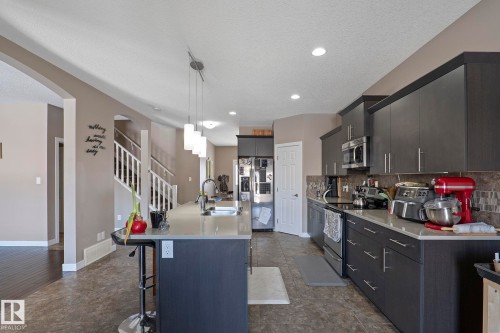 106 Hilldowns Drive, Spruce Grove, AB - Indoor Photo Showing Kitchen With Upgraded Kitchen