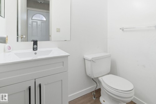 1 2020 105 Street, Edmonton, AB - Indoor Photo Showing Bathroom