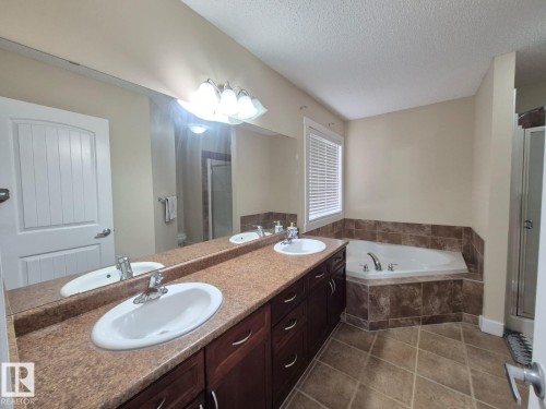 8361 Shaske Crescent, Edmonton, AB - Indoor Photo Showing Bathroom