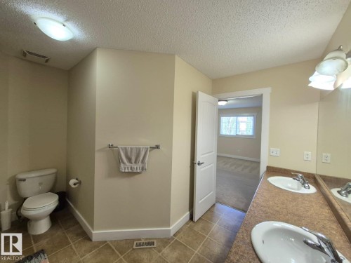 8361 Shaske Crescent, Edmonton, AB - Indoor Photo Showing Bathroom
