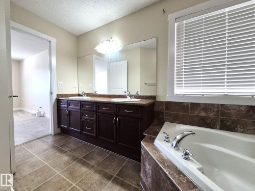 8361 Shaske Crescent, Edmonton, AB - Indoor Photo Showing Bathroom
