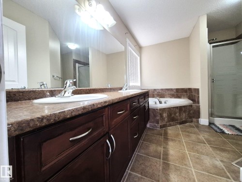 8361 Shaske Crescent, Edmonton, AB - Indoor Photo Showing Bathroom