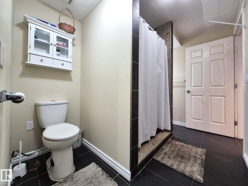 8361 Shaske Crescent, Edmonton, AB - Indoor Photo Showing Bathroom