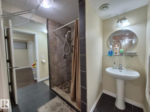 8361 Shaske Crescent, Edmonton, AB - Indoor Photo Showing Bathroom