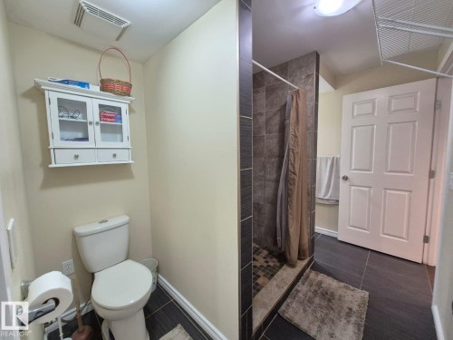 8361 Shaske Crescent, Edmonton, AB - Indoor Photo Showing Bathroom